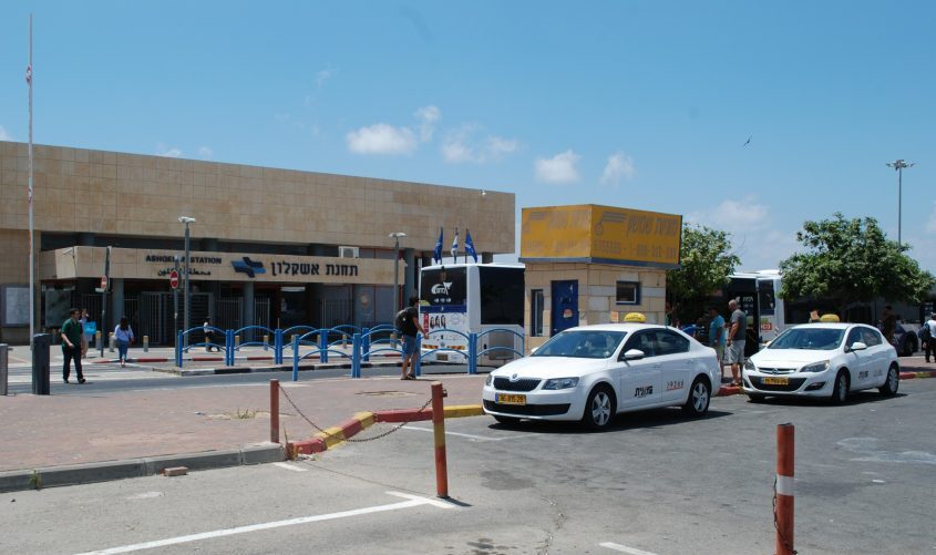 תחנת המריבה. תחנת המוניות במתחם הרכבת באשקלון. צילום: אלירם משה.