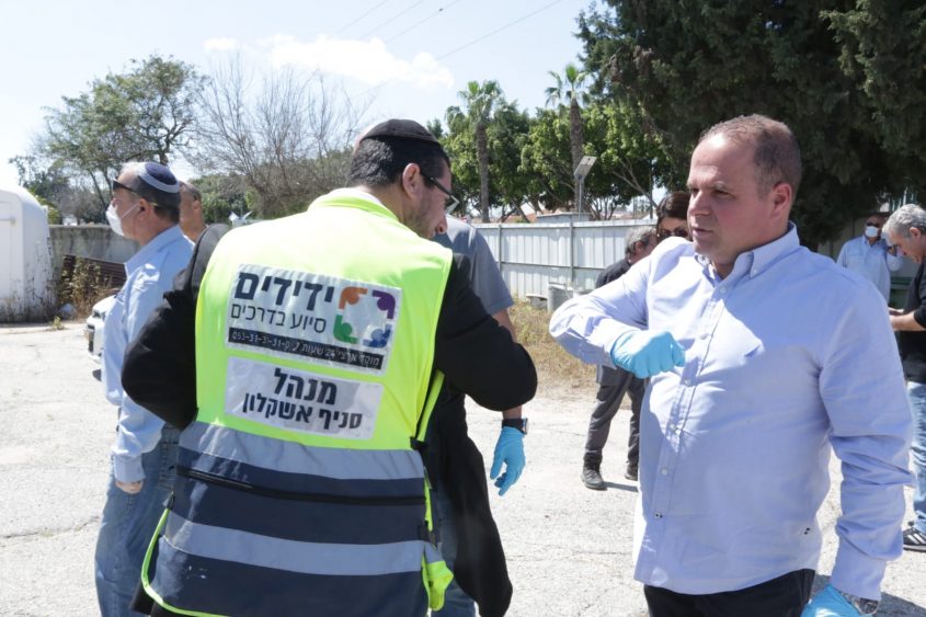 תומר גלאם והמתנדבים. צילום: דוברות עיריית אשקלון