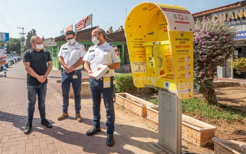 אנשי מד"א ליד עמדת ההחייאה. צילום: סיוון מטודי