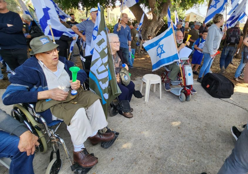 הפגנה מול ביתו של דיכטר