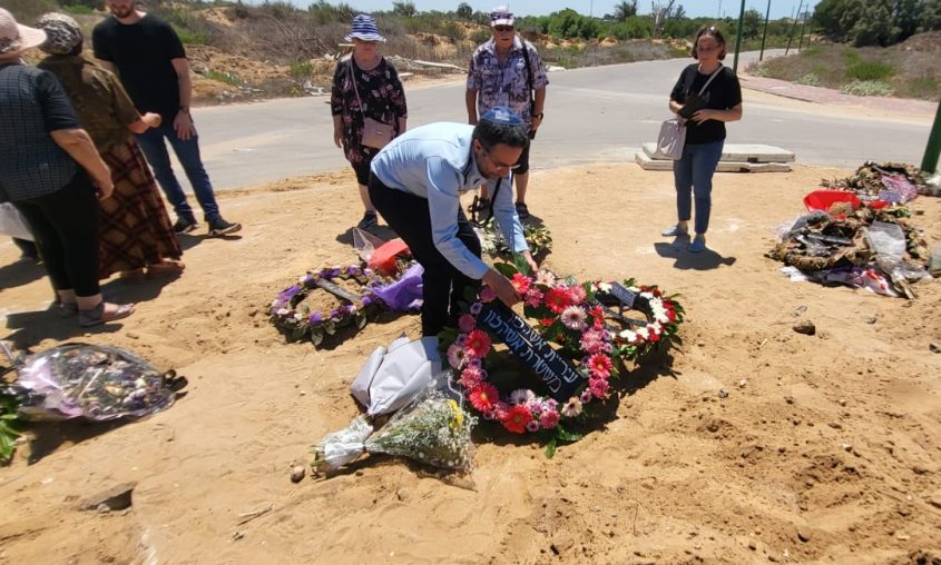 השוטרים בהלוויה של אוסטרובסקי