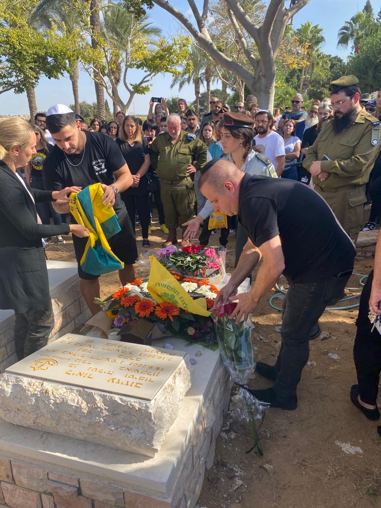 תומר גלאם מניח זר על קברו של ליאור עזיזוב ז"ל