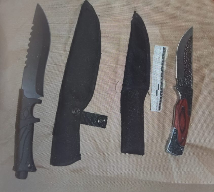 סכינים שנתפסו ברשות הנערים. צילום: דוברות המשטרה
