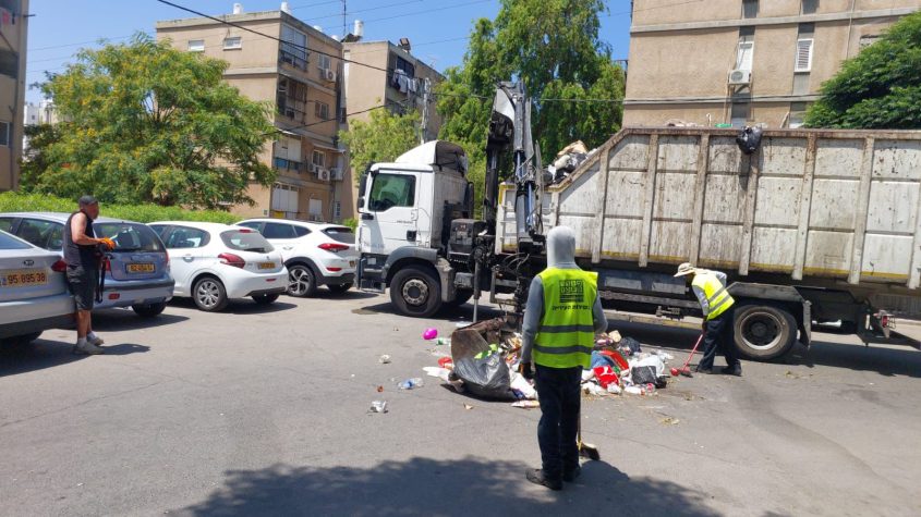 מחפשים את מכשיר השמיעה באשפה. צילום: דוברות עיריית אשקלון