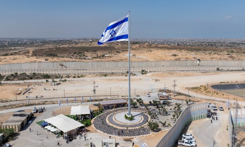 דגל ישראל הגבוה ביותר בארץ, בנתיב העשרה. צילום: אמנון זיו
