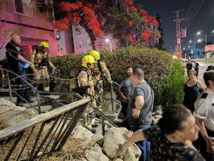 זירת השריפה ברחוב ש"י עגנון. צילום: עדיאל לוי