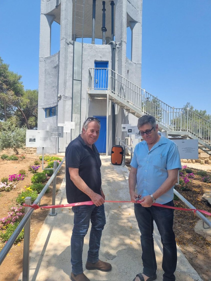 גזירת הסרט: בתמונה: עמרי שלמון, מנכ"ל המועצה לשימור אתרים (משמאל) והקטור שקלובין, יו"ר ועד ותיקי כפר סילבר צילום: המועצה לשימור אתרים