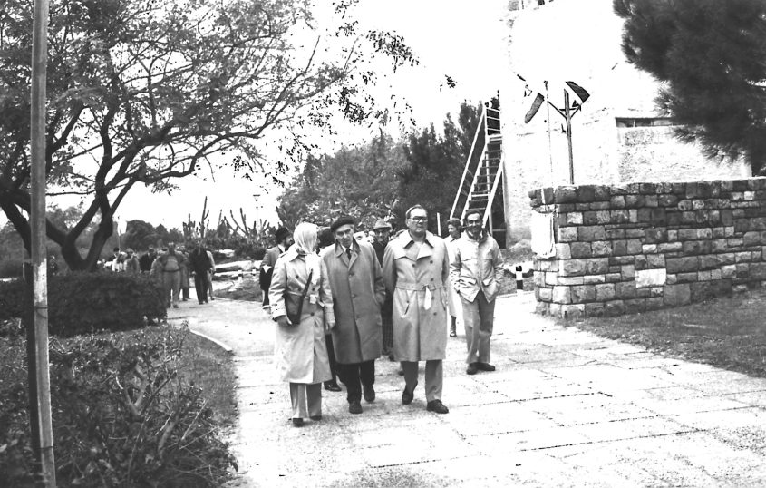 מגדל המים, תמונה היסטורית. בתמונה: נציגי ארגון ציוני אמריקה על רקע מגדל המים מצד ימין. צילום: ארכיון כפר סילבר