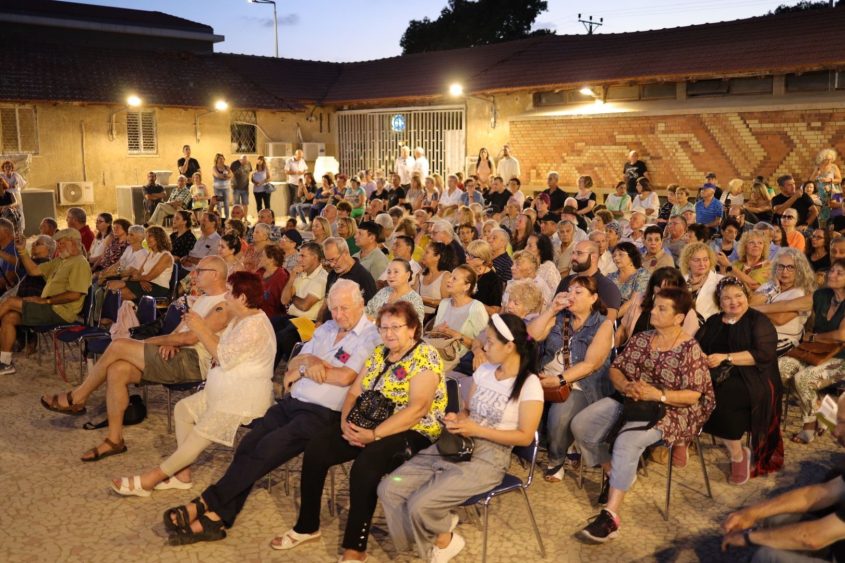 אמני אשקלון בתערוכה. צילום: אלדד עובדיה