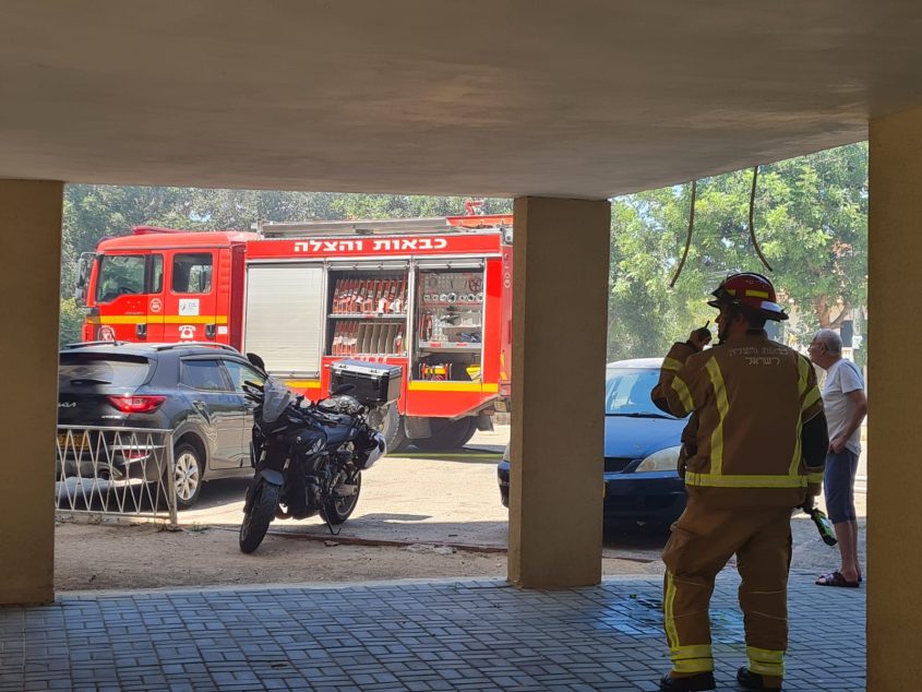 לוחמי האש בבניין. צילום: חופית לוגסי