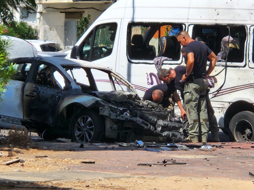 חוקרי משטרה בודקים את הרכב שהתפוצץ ברחוב שלום עליכם