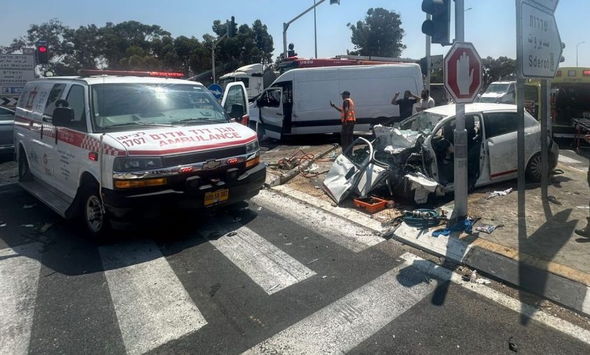 הרכב הפרטי בזירת התאונה בצומת הודיה. צילום: מד"א