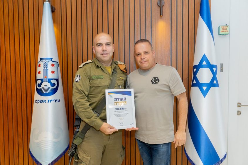 ראש העיר תומר גלאם ואל"מ שגיא ברוך. צילום: סיון מטודי