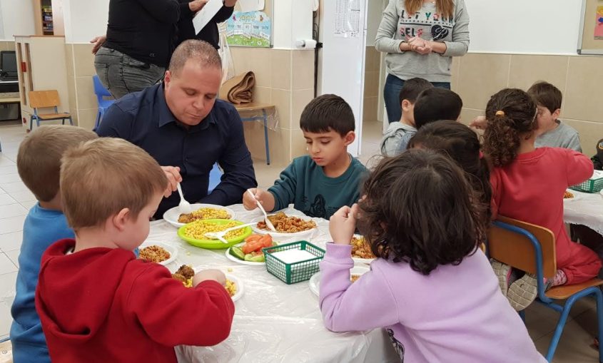 גלאם בביקור בצהרון. צילום: דוברות עיריית אשקלון