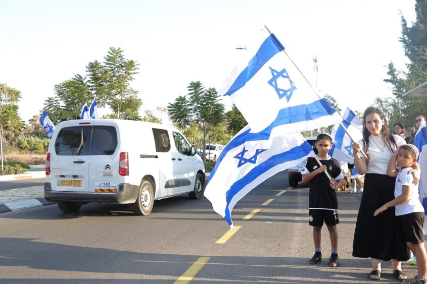 מלווים בדגלי ישראל. צילום: אלדד עובדיה