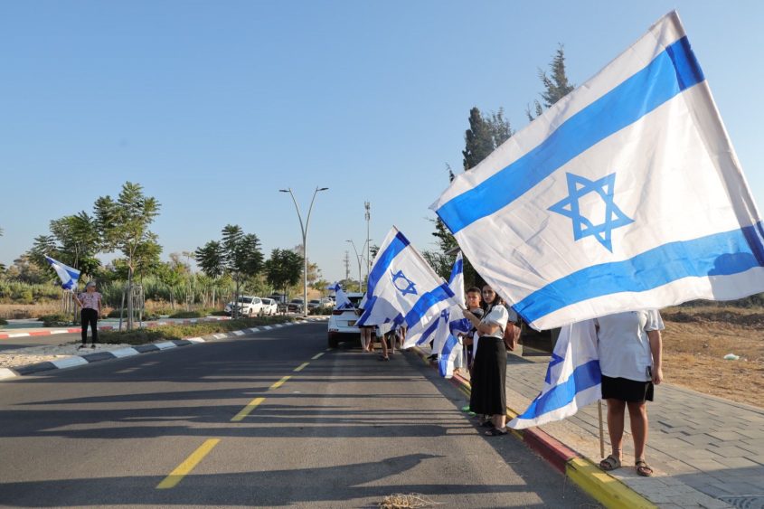 מלווים בדגלי ישראל. צילום: אלדד עובדיה