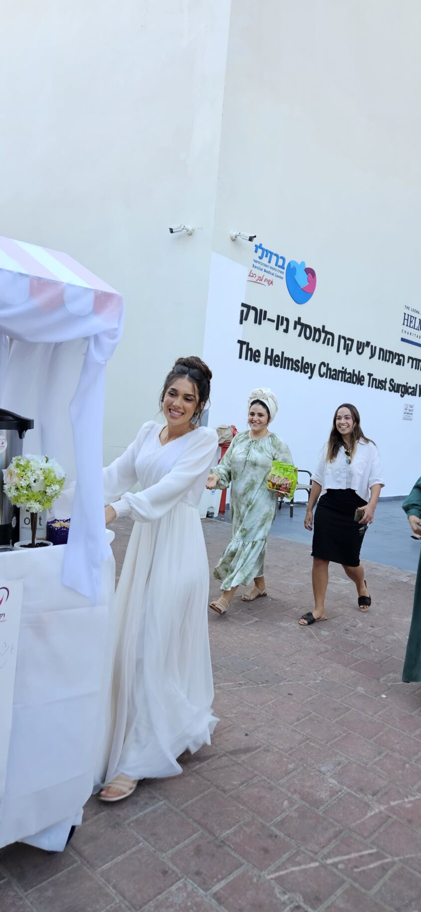 הכלה עמיה שרה בערב חתונתה, משמחת מטופלים בברזילי. צילום: דוברות המרכז הרפואי ברזילי