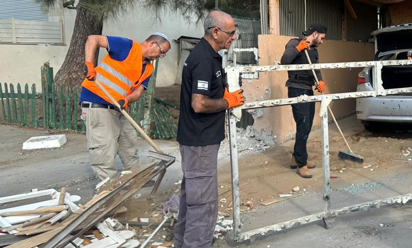 עובדי עיריית אשקלון בזירת נפילת רקטה. אוקטובר 23'. צילום: דוברות עיריית אשקלון