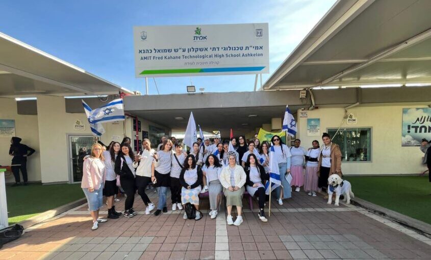 תלמידי אמית טכנולוגי אשקלון לקראת הצעדה