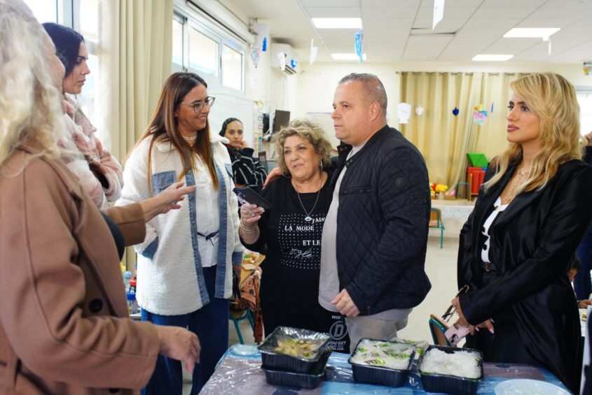 תומר גלאם והורים בצהרון. צילום: אלדד עובדיה