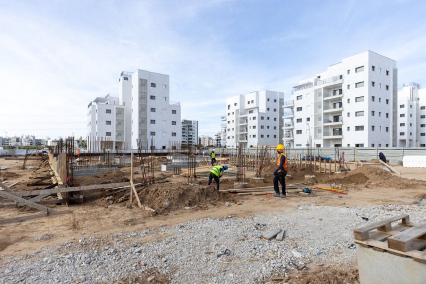 סיור במתחם העבודות להקמת מוסדות חינוך באשקלון. צילום: סיון מטודי