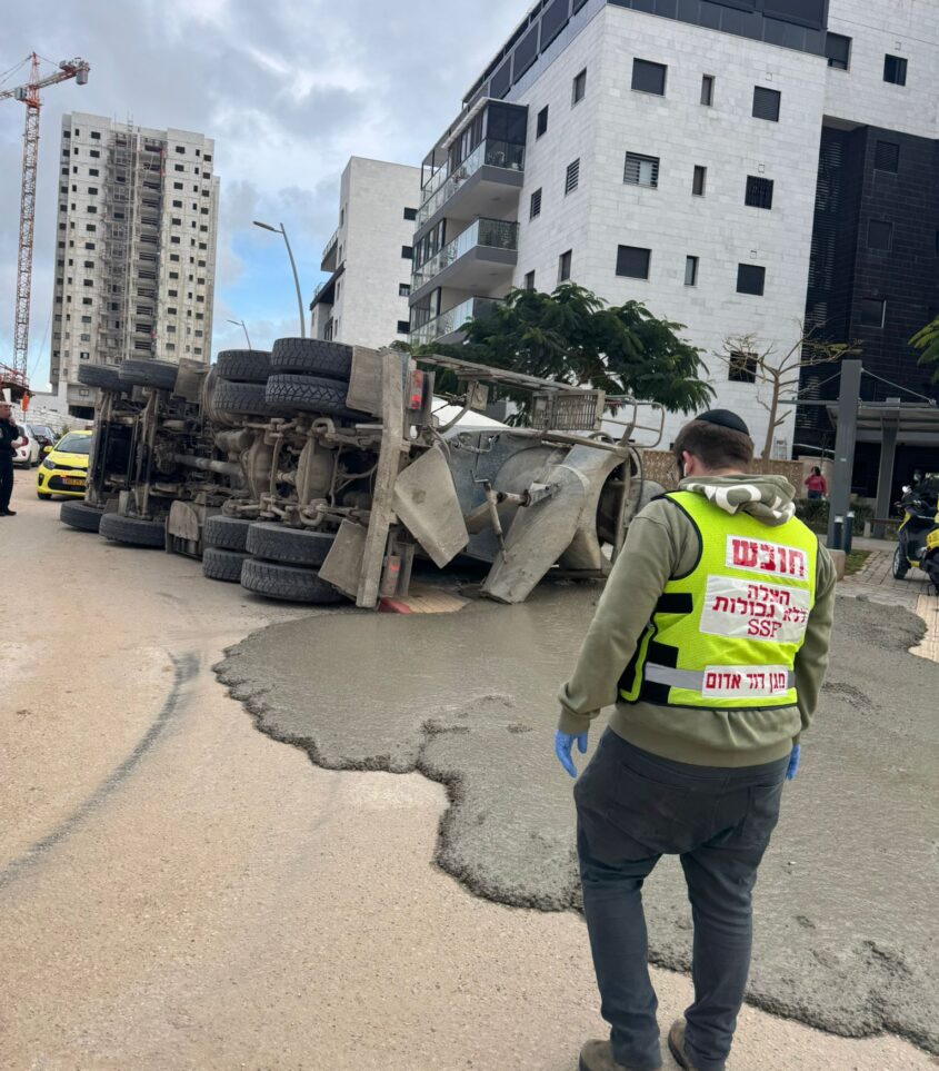 המערבל שהתהפך ברחוב הגתות. צילום: תיעוד מבצעי מד"א