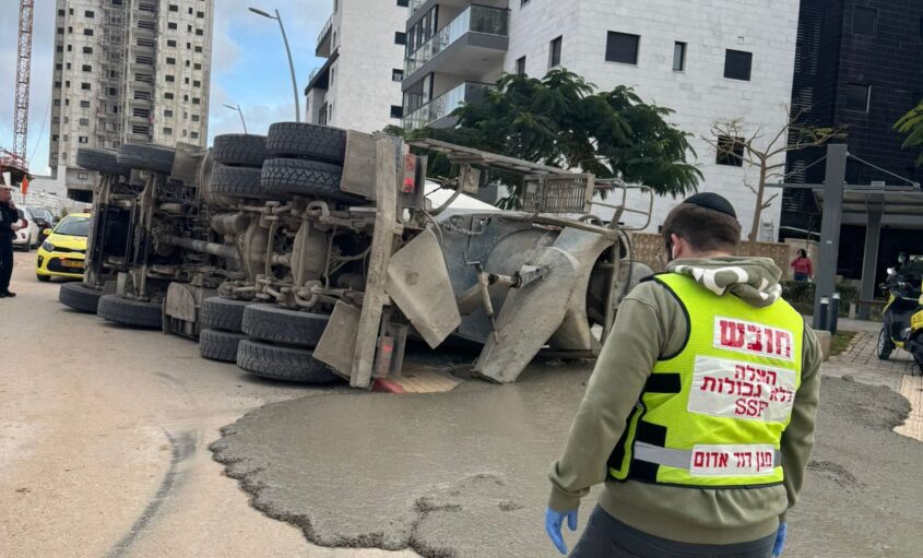 המערבל שהתהפך ברחוב הגתות. צילום: תיעוד מבצעי מד"א