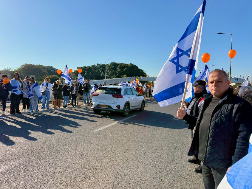 תושבי אשקלון מלווים את משפחת ביבס. צילום: אחי בנאי, דוברות עיריית אשקלון