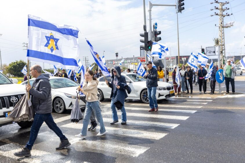 תושבי אשקלון חולקים כבוד אחרון לחללים. צילום: סיון מטודי