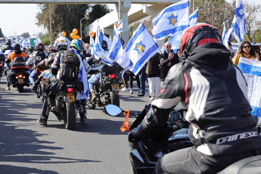 תושבי אשקלון מלווים את משפחת ביבס. צילום: אחי בנאי, דוברות עיריית אשקלון