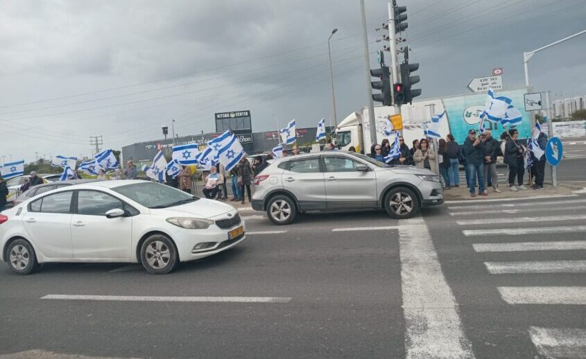 חולקים כבוד לחללים. צילום: נדין כהן, אורפז מזלטרין, דוברות והסברה חוף אשקלון