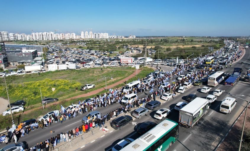 תושבי אשקלון מלווים את משפחת ביבס. צילום: אחי בנאי, דוברות עיריית אשקלון