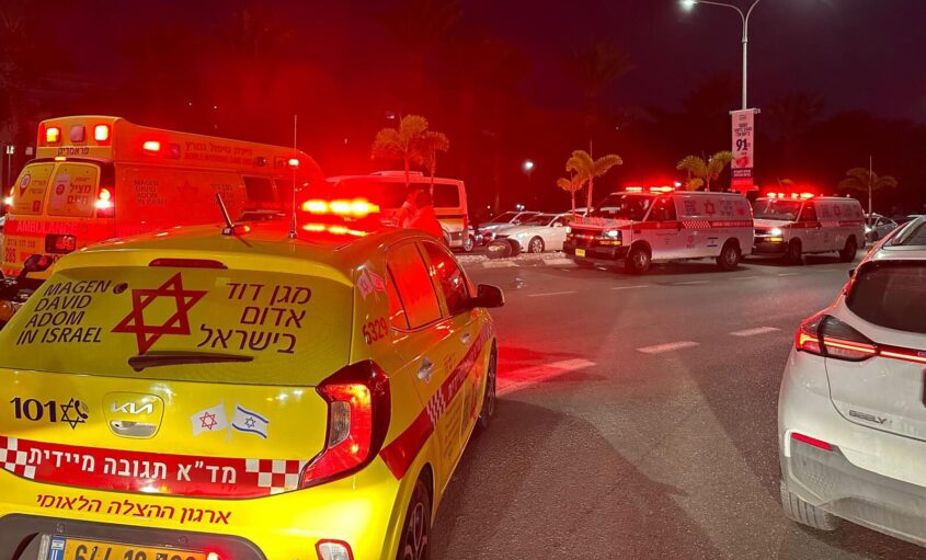 זירת התאונה בשד' בן גוריון. צילום: תיעוד מבצעי מד"א