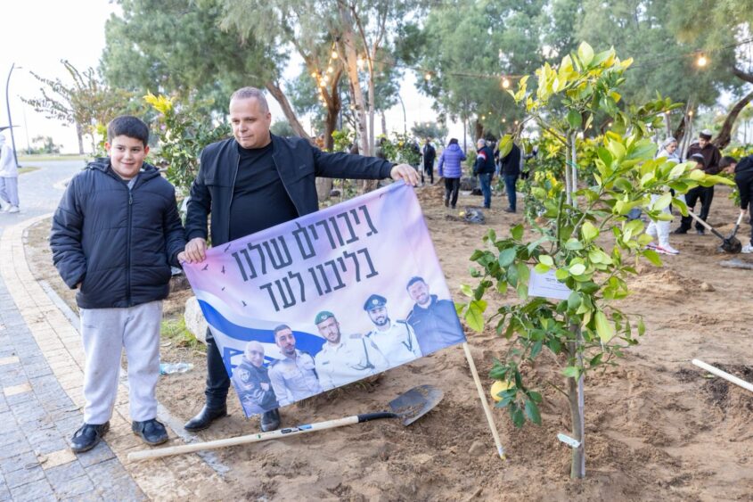 נטיעות בחורשת הנופלים באשקלון. צילום: סיון מטודי