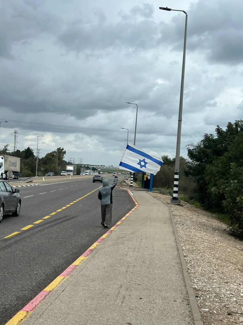 חולקים כבוד לחללים. צילום: נדין כהן, אורפז מזלטרין, דוברות והסברה חוף אשקלון