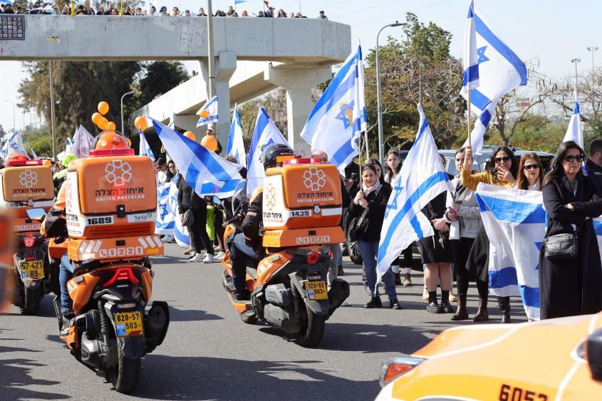 תושבי אשקלון מלווים את משפחת ביבס. צילום: אחי בנאי, דוברות עיריית אשקלון