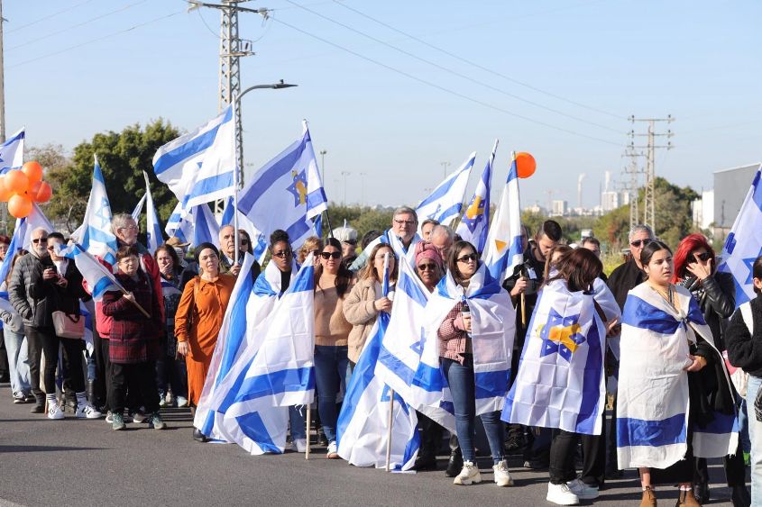 תושבי אשקלון מלווים את משפחת ביבס. צילום: אחי בנאי, דוברות עיריית אשקלון