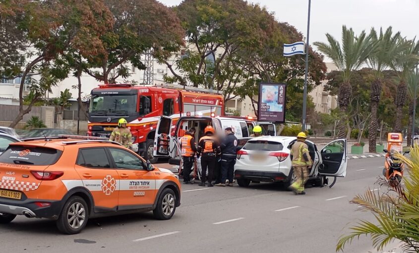 זירת התאונה בשד' מנחם בגין. צילום: איחוד הצלה