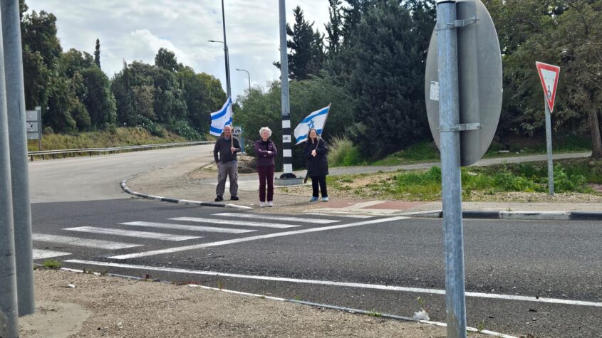 חולקים כבוד לחללים. צילום: נדין כהן, אורפז מזלטרין, דוברות והסברה חוף אשקלון