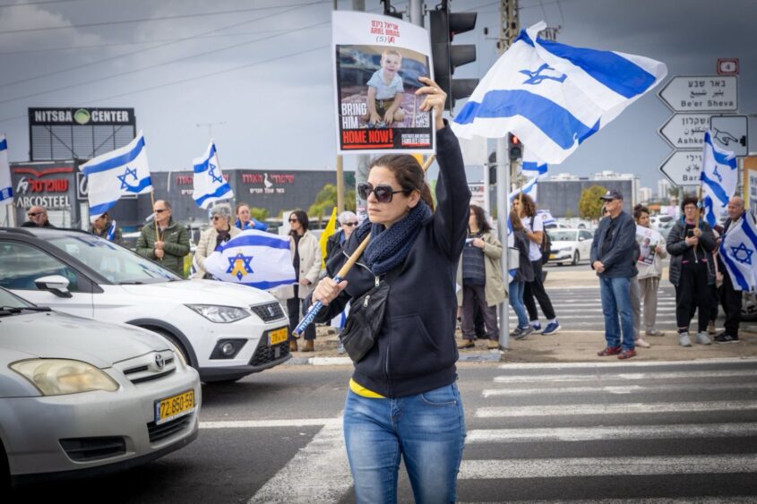 תושבי אשקלון חולקים כבוד אחרון לחללים. צילום: סיון מטודי