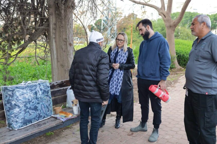 סיור ברחובות העיר והיערכות לסופה. צילום: אלדד עובדיה