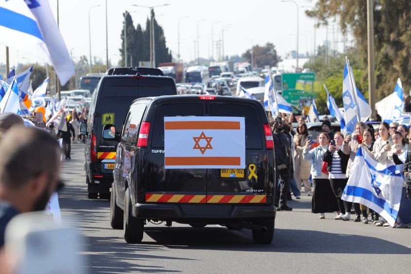 תושבי אשקלון מלווים את משפחת ביבס. צילום: אחי בנאי, דוברות עיריית אשקלון