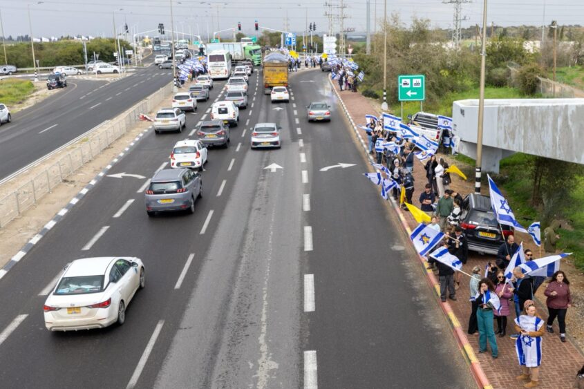 תושבי אשקלון חולקים כבוד אחרון לחללים. צילום: סיון מטודי