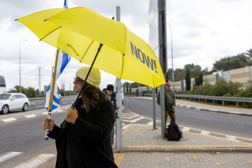 תושבי אשקלון חולקים כבוד אחרון לחללים. צילום: סיון מטודי