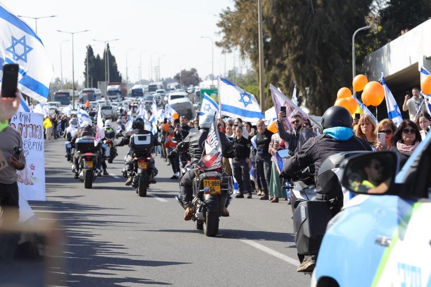 תושבי אשקלון מלווים את משפחת ביבס. צילום: אחי בנאי, דוברות עיריית אשקלון