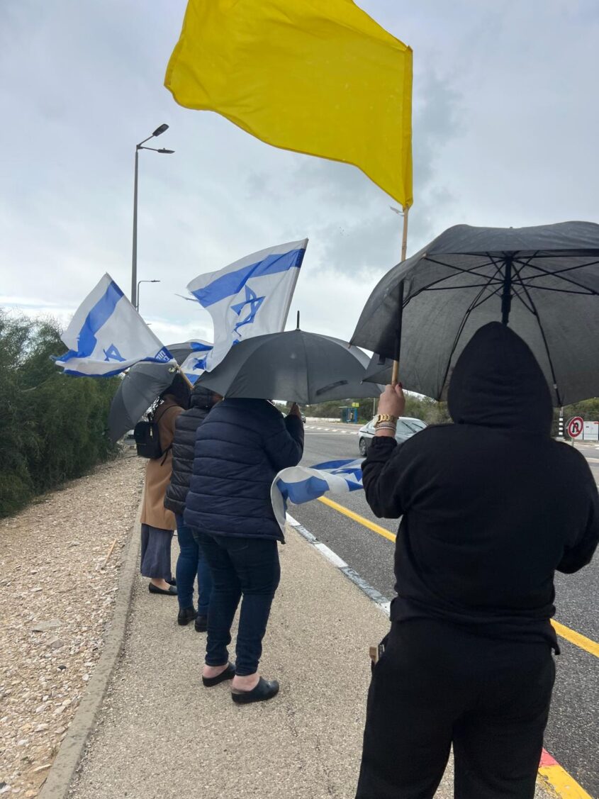 חולקים כבוד לחללים. צילום: נדין כהן, אורפז מזלטרין, דוברות והסברה חוף אשקלון