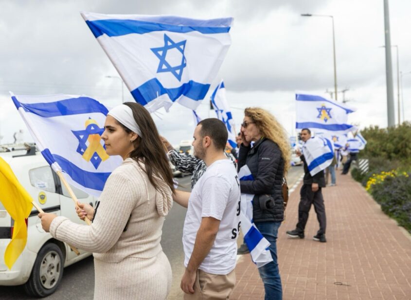 תושבי אשקלון חולקים כבוד אחרון לחללים. צילום: סיון מטודי