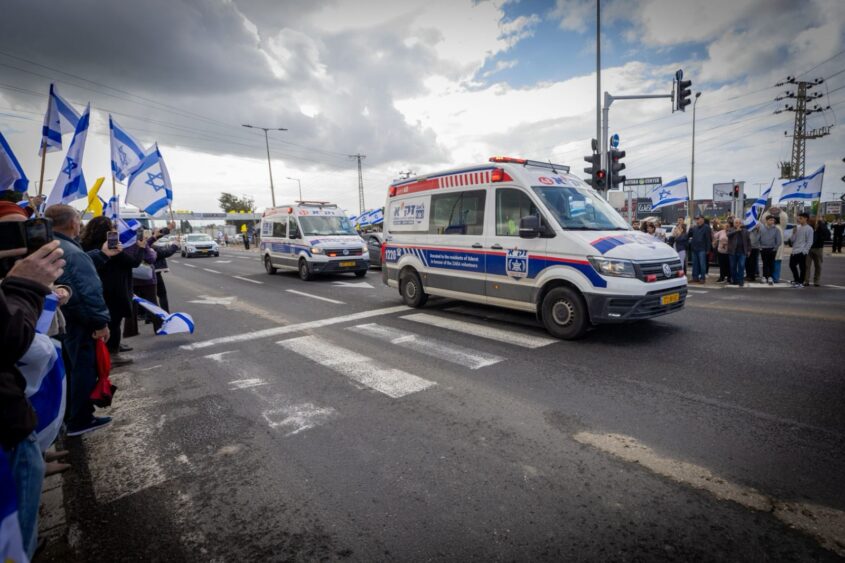 תושבי אשקלון חולקים כבוד אחרון לחללים. צילום: סיון מטודי